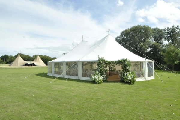 difference between a gazebo and a marquee